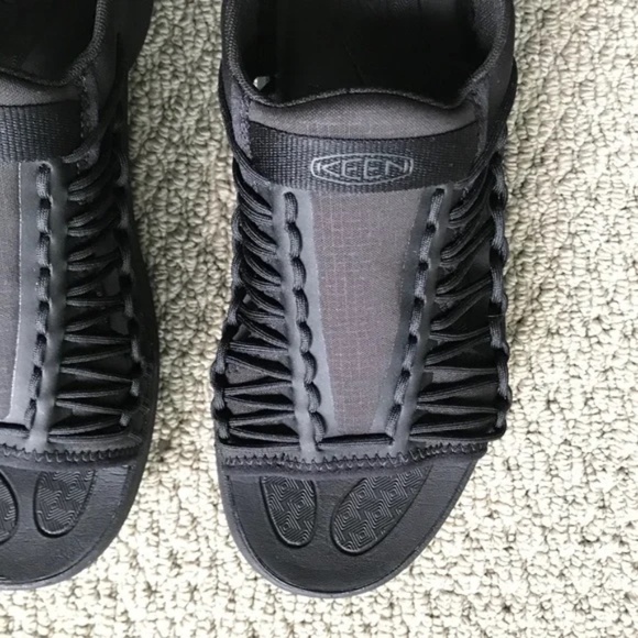 Men's / Unisex KEEN UNEEK SNK Slide On Slippers In Black/Black - Picture 5 of 16